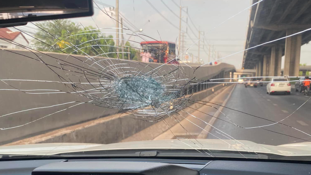 นาทีระทึก สาวเผยคลิปของขวัญจากทางด่วน วัตถุปริศนาร่วงใส่กระจกหน้ารถ