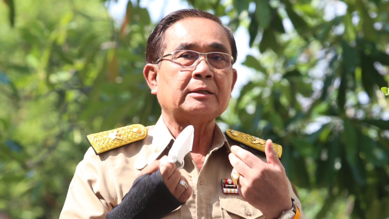 เลือกตั้ง 2566 : ส่งท้ายยุบสภา "ลุงตู่" รับเป็นนักการเมืองเต็มตัว ทำมินิฮาร์ทถ่ายรูปกับสื่อ(คลิป)