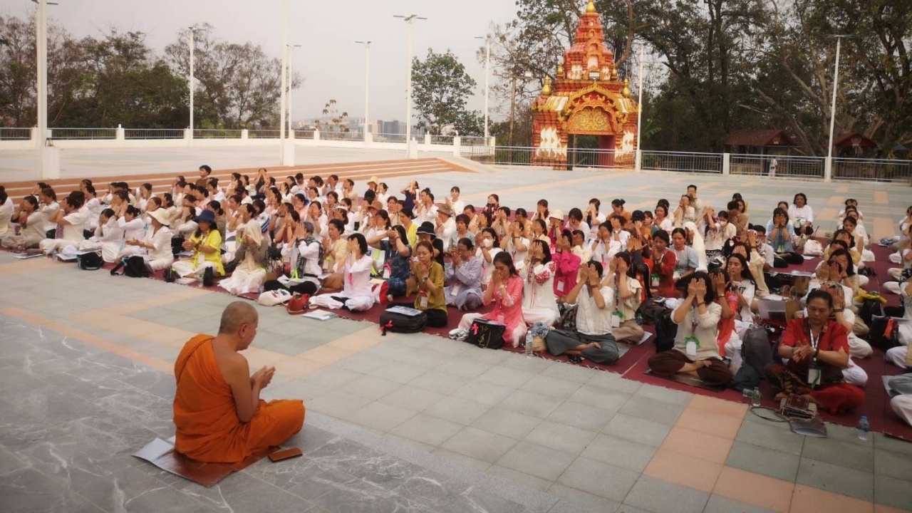 นทท.ต่างชาติแห่สักการะวัดดอยพระบาท จ.เชียงราย เพื่อเข้าถึงแก่นแท้พุทธศาสนา