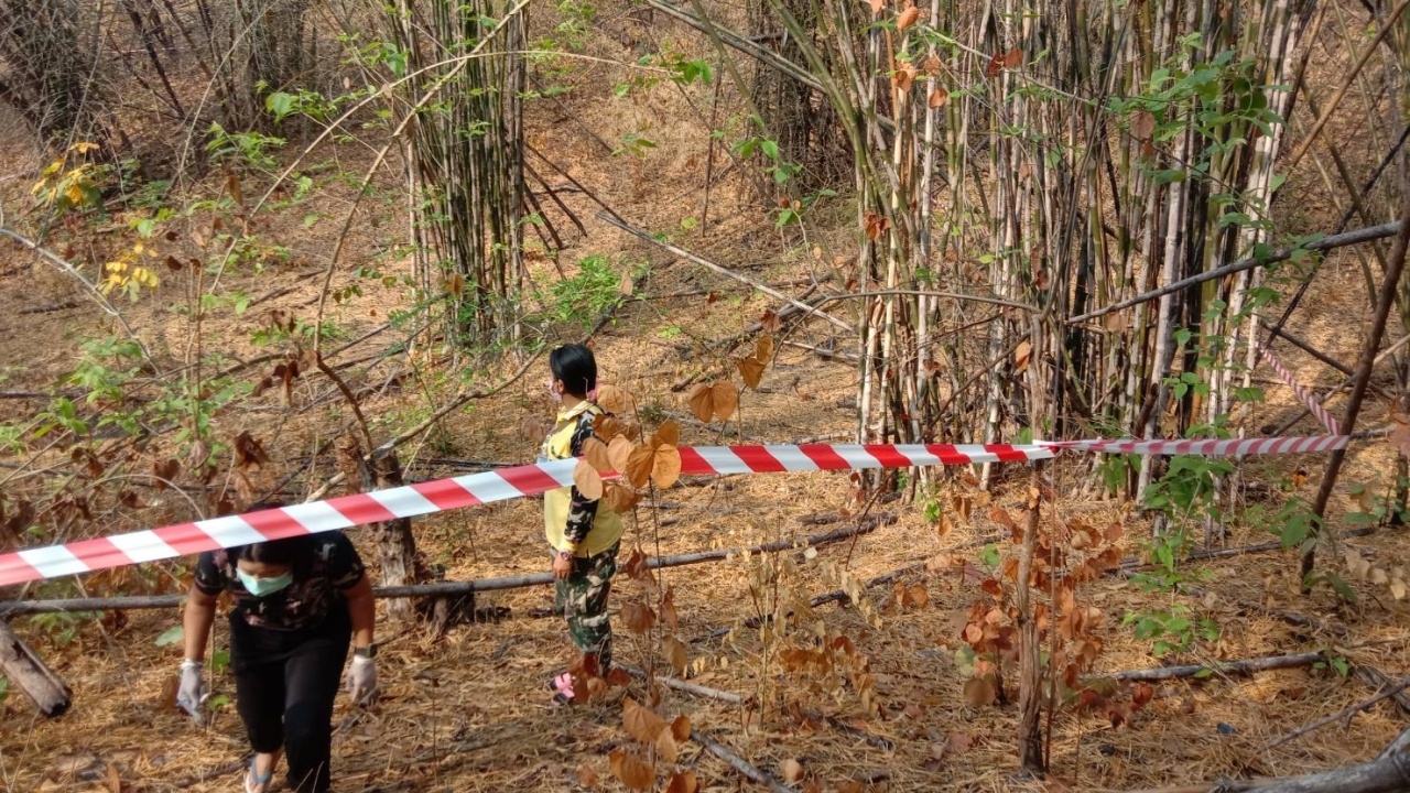พบศพชายตายกลางป่า ใส่ชุดดำติดอาร์ม ตร. จนท.เร่งตรวจสอบ คาดเป็นคนพื้นที่