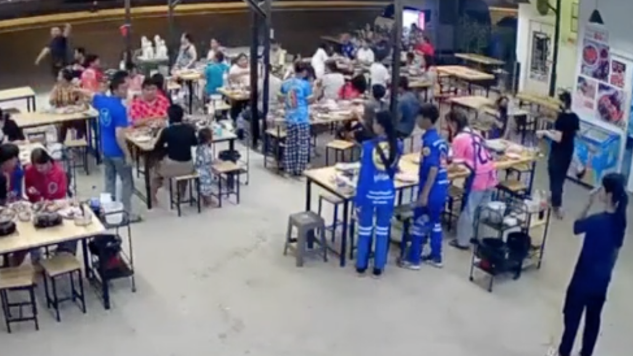 ไวรัลดัง กู้ภัยมากินหมูกระทะ แต่เจอเหตุด่วน ทิ้งโต๊ะรีบวิ่งไปช่วยทันที (คลิป)