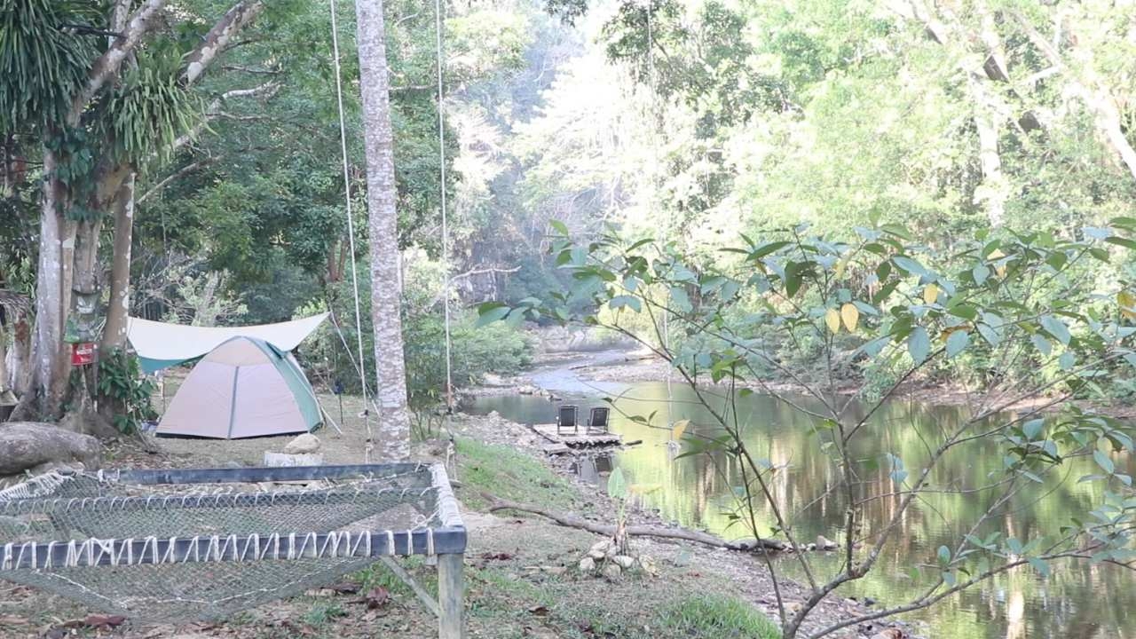 หนีร้อนไปเที่ยวเขาสก กางเต็นท์ริมลำธารกลางเขา นอนฟังเสียงธรรมชาติกล่อมจิตใจ