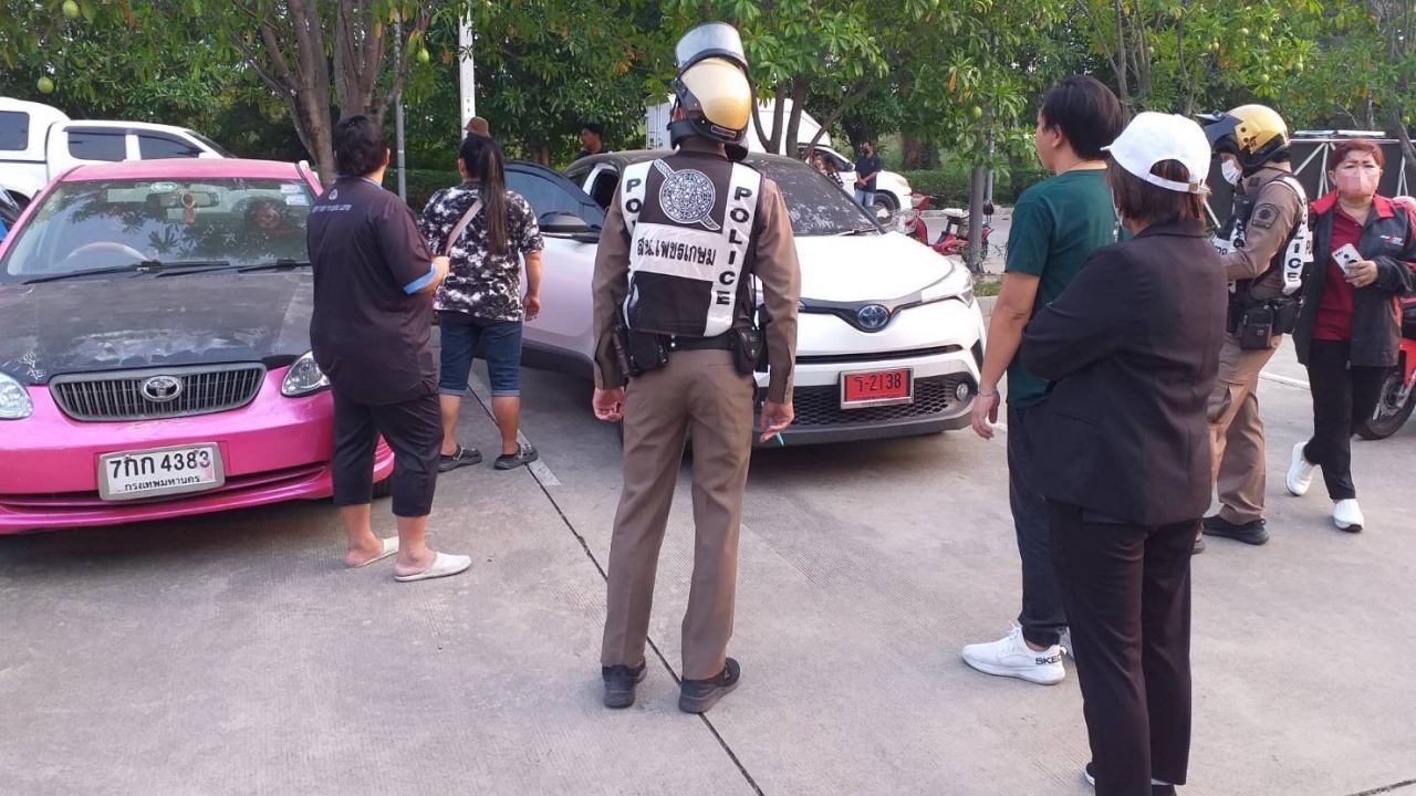 หนุ่มเครียดธุรกิจ ตัดใจรมควันลาโลกในรถป้ายแดง หลังถูกคู่กรณีฟ้องร้อง