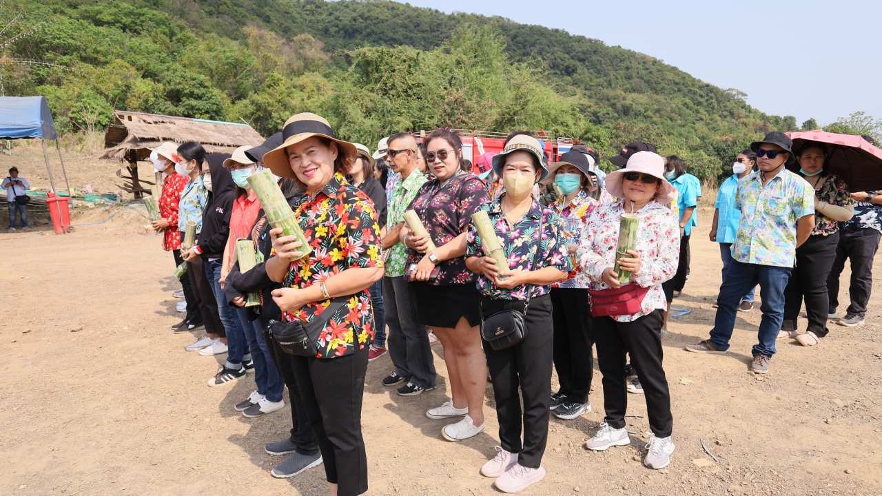 ตามไปดูประเพณีท้องถิ่นที่ชลบุรี "ขึ้นเขาเผาข้าวหลาม" สร้างสามัคคีชุมชน