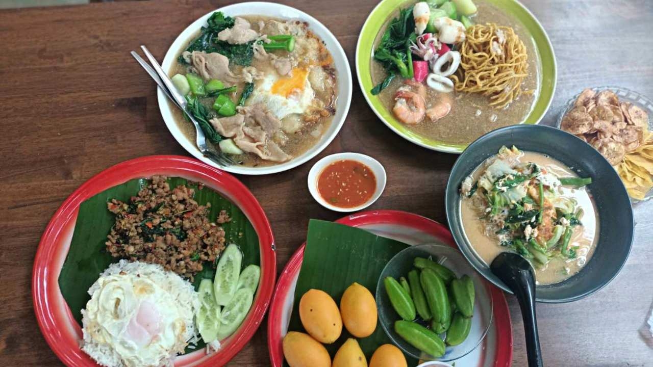 มากกว่าเส้นใหญ่กรอบ ราดหน้าเฮียอ้วน จ.อุทัยฯ กินในสวนชมธรรมชาติชิมผลไม้