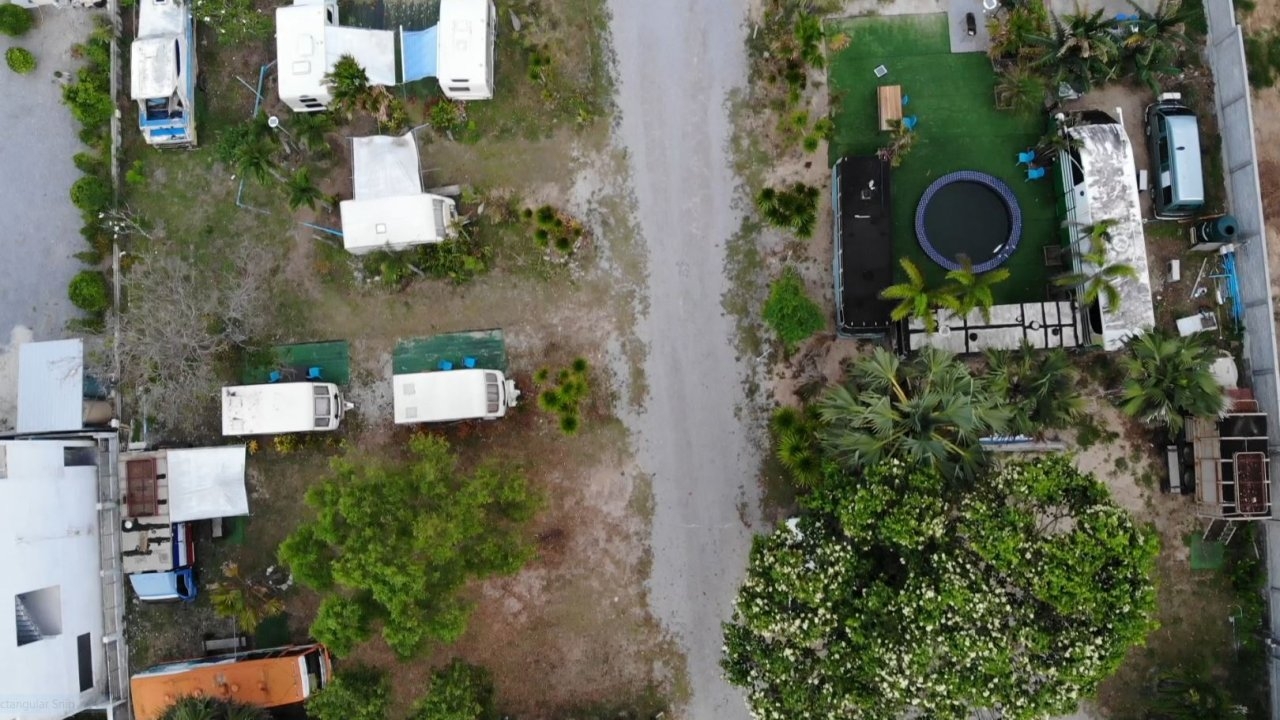 แปลงโฉมรถบัส รถตู้เก่า เป็นห้องพักสไตล์รถบ้าน เอาใจสายแคมป์ ริมทะเลขนอม