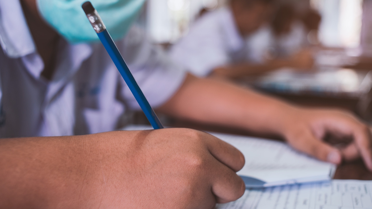 เด็กรากหญ้าขาดโอกาสในการเรียนรู้ ย้ำนักเรียนต้องเรียนอย่างมีความสุข