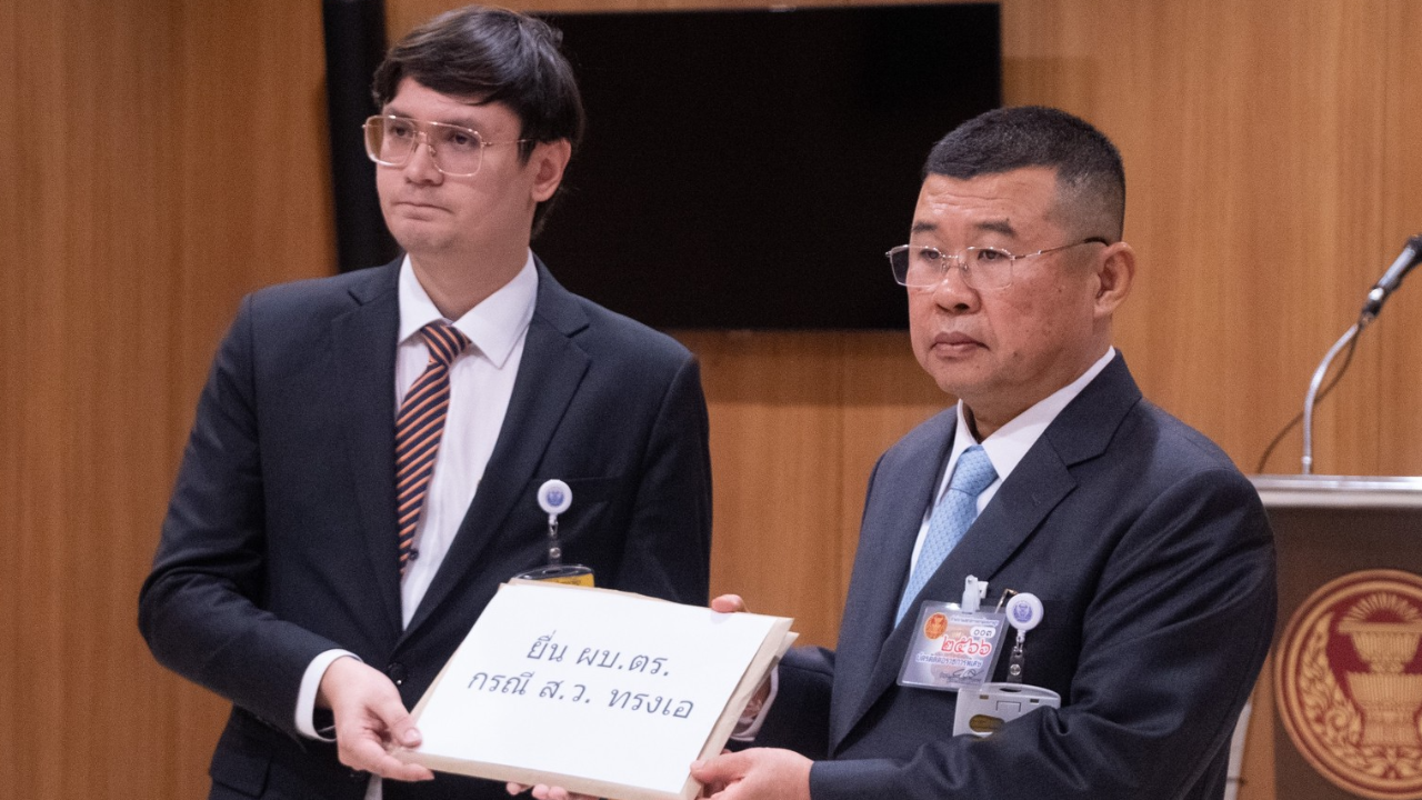 "โรม" ยื่นหลักฐานถึง ผบ.ตร. เอาผิด "ส.ว.ทรงเอ" จ่อยื่น "อสส.-ก.ต." ต่อ