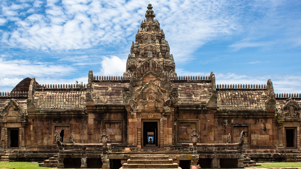 ประเพณี "ขึ้นเขาพนมรุ้ง" มหัศจรรย์แห่งแสงพระอาทิตย์ ลอดผ่าน 15 ช่องประตู