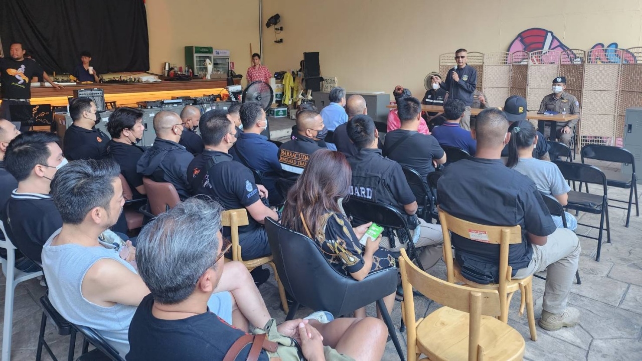 ตร. เฉ่งการ์ดทุกร้านในข้าวสาร หลังตบ นทท. ย้ำมาตรการต้องดูแลปลอดภัย