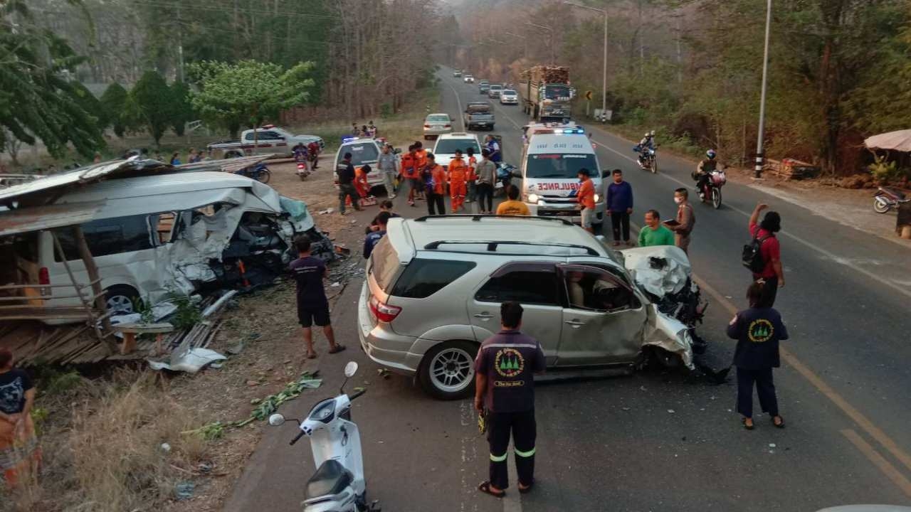 ฟอร์จูนเนอร์พุ่งชนรถตู้นักท่องเที่ยวเยอรมันที่ อ.ไทรโยคตาย 2 เจ็บ 3 ราย