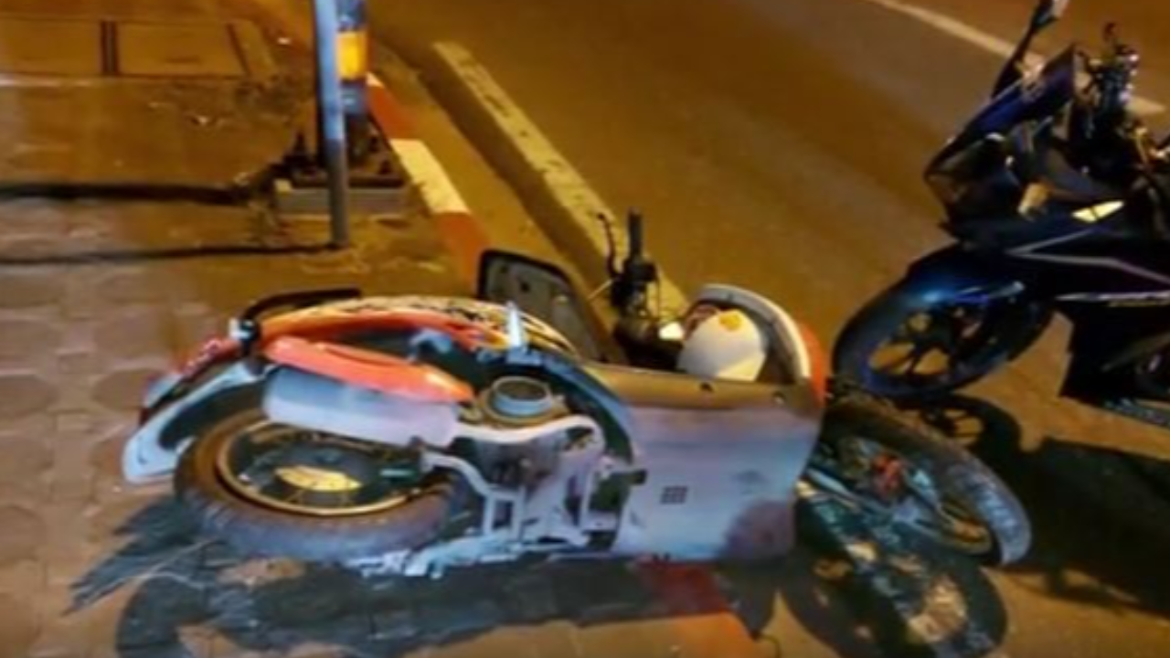 สลด หนุ่มน้อย วัย 15 บิด จยย.ชนเสาไฟดับ เพื่อนซ้อนท้ายเจ็บสาหัส