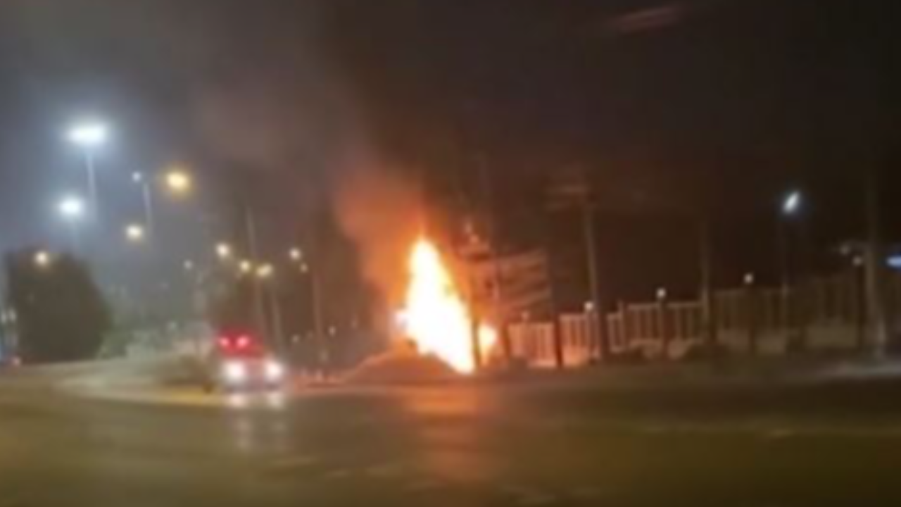 ไหม้สยอง เก๋งแหกโค้งคว่ำ-ไฟลุกท่วมคัน สลด หนุ่มคนขับสังเวย 1 ศพ