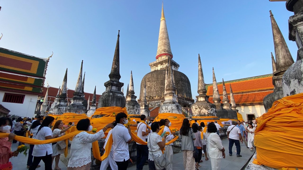 ชาวพุทธทั่วทุกสารทิศ มาทำบุญร่วมประเพณีแห่ผ้าขึ้นธาตุเมืองคอนในวันมาฆบูชา