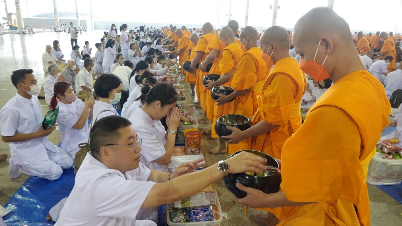 พุทธศาสนิกชนร่วมทำบุญตักบาตรภิกษุและสามเณรพันรูปที่วัดธรรมกายในวันมาฆบูชา