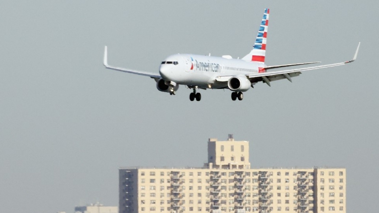 อเมริกันแอร์ไลน์แบนหนุ่มอินเดีย ฐานเมาป่วนฉี่ใส่ ผดส.คนอื่น