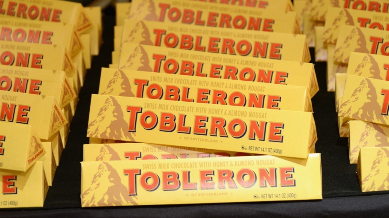ช็อกโกแลต TOBLERONE ต้องเปลี่ยนรูปโลโก้ยอดเขาสวิส หลังย้ายฐานการผลิต