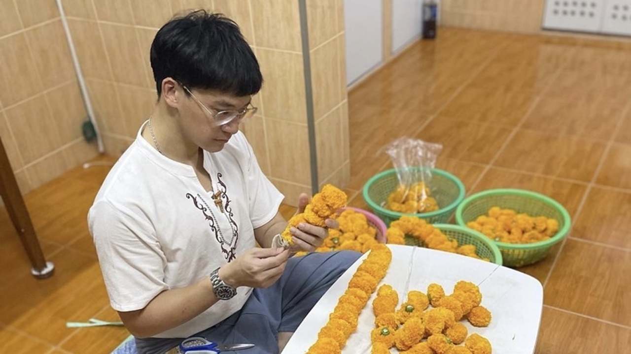 บี้ สุกฤษฎิ์ นั่งร้อยพวงมาลัยขาย แฟนๆ พากันเหมาอ้อนให้กลับมารับงานด้วย