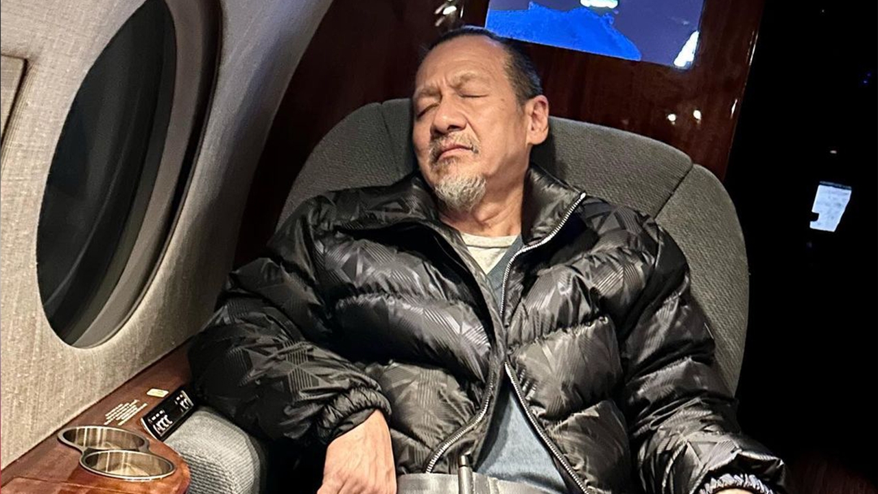 อ๊อฟ พงษ์พัฒน์ ถึงกับหมดแรง หลังนั่งเครื่องบินส่วนตัวไปดูศึกแดงเดือด
