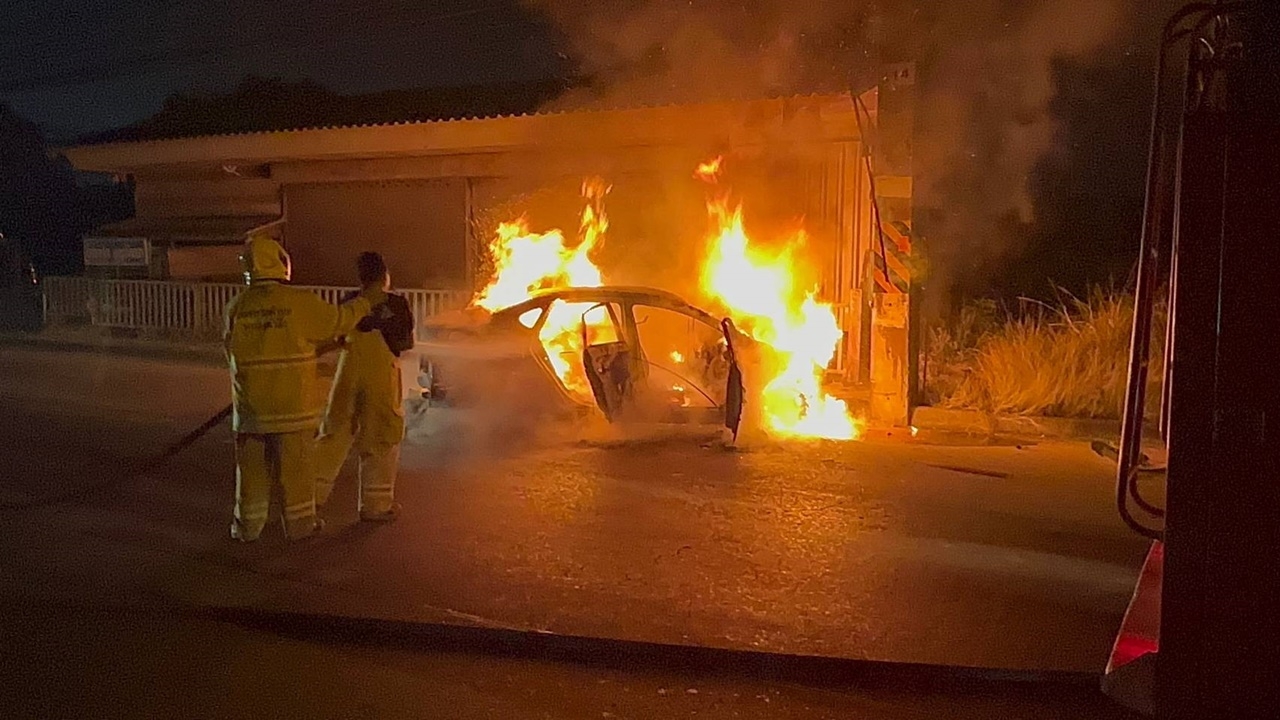 2 หนุ่มซิ่งเก๋งเสียหลักชนเสาไฟฟ้า ไฟลุกท่วมดับ 1 สาหัส 1