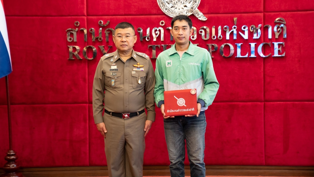 ผบ.ตร. ชื่นชม หนุ่มไรเดอร์ ทิ้ง จยย.วิ่งช่วยเหลือเด็ก รอดหวุดหวิด