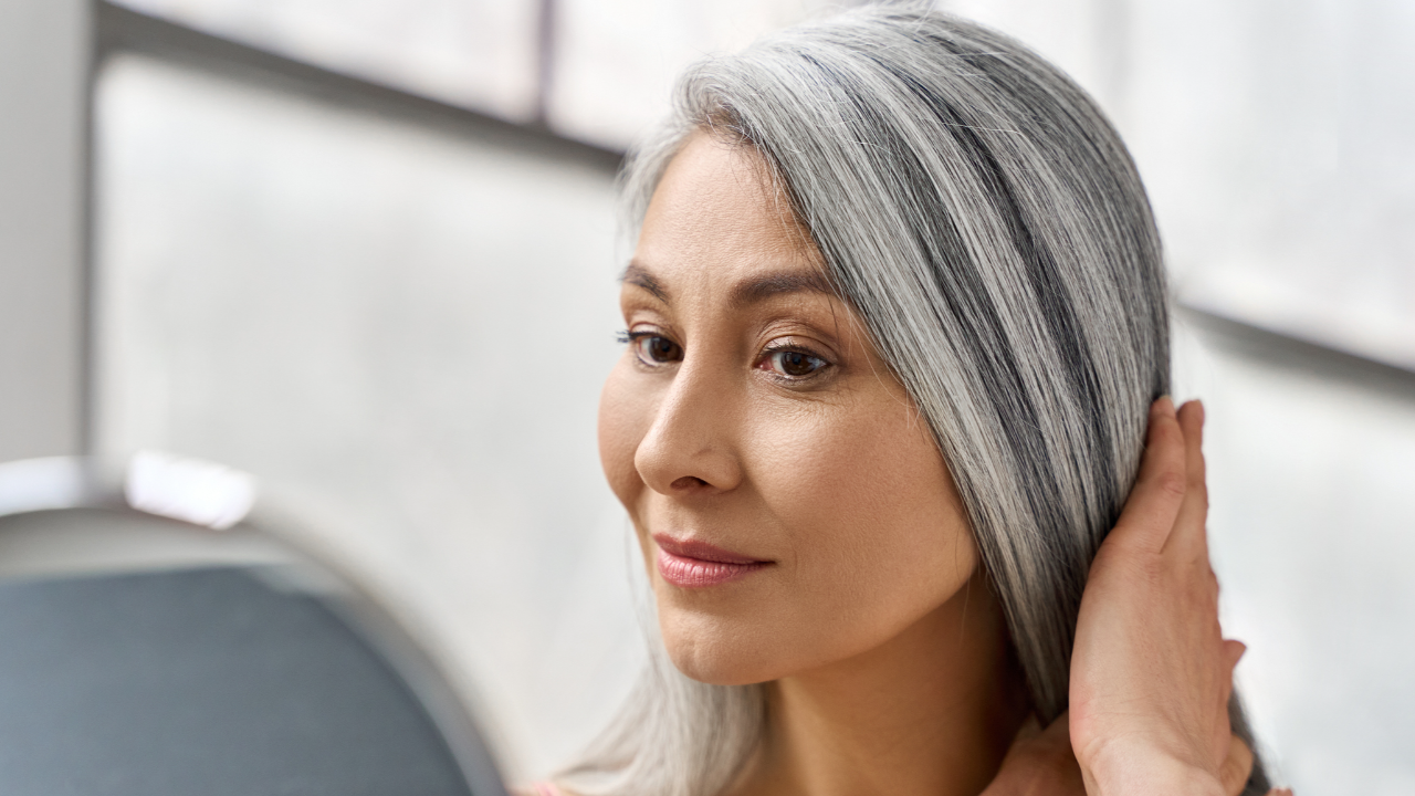 ผู้เชี่ยวชาญแนะปิด “ผมหงอก” อย่างไรให้ดูดีสมวัย พร้อมวิธีดูแลหลังทำสีให้สวยยาวนาน