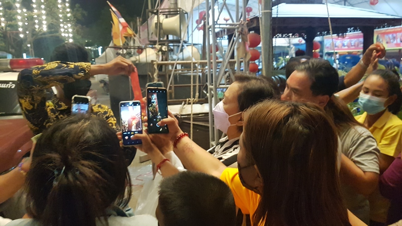 ทำพิธีในวันมาฆฤกษ์ ขอเงินพระจันทร์ ลุ้นเลขประทัด-อ่างน้ำมนต์ เสี่ยงโชค