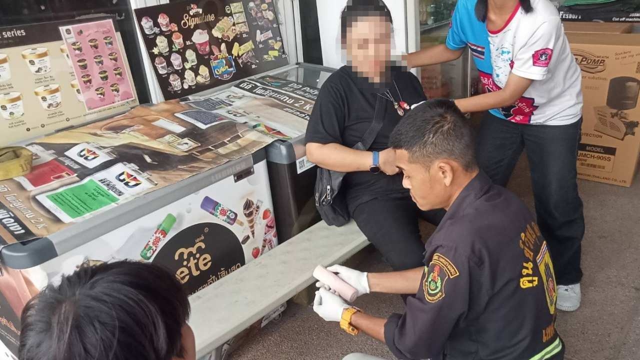 อดีตผัวง้อเมียไม่สำเร็จ คว้ามีดแทงไส้ไหลคาร้านชำ ตร.สามพรานตามจับได้แล้ว