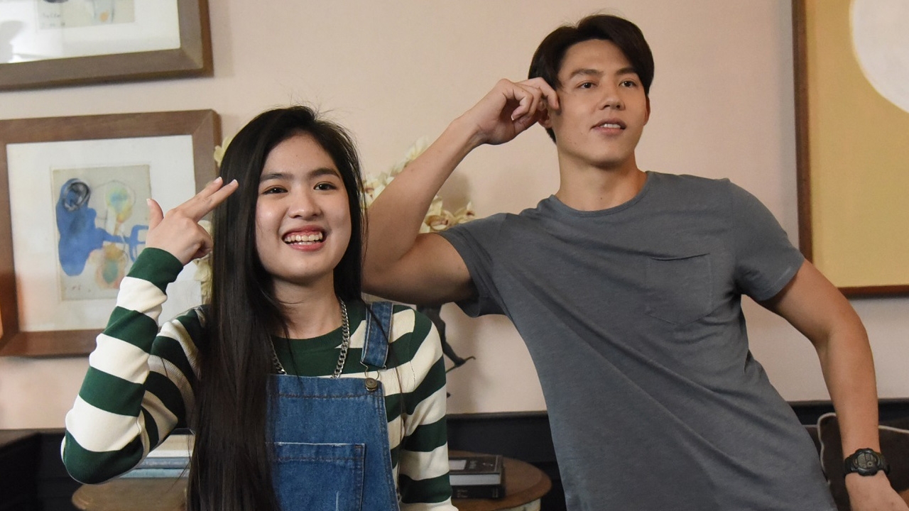 หมาก-อันดา พี่น้องคู่แสบในละคร "ใต้เงาตะวัน" ชวนเต้นติ๊กต่อก โบว์ ดูไปยิ้มไป