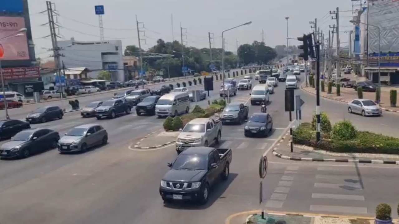 สายเหนือถนนพหลโยธินเริ่มหนาแน่น ปริมาณรถมาก ตร.เมืองนครสวรรค์พร้อมรับมือ