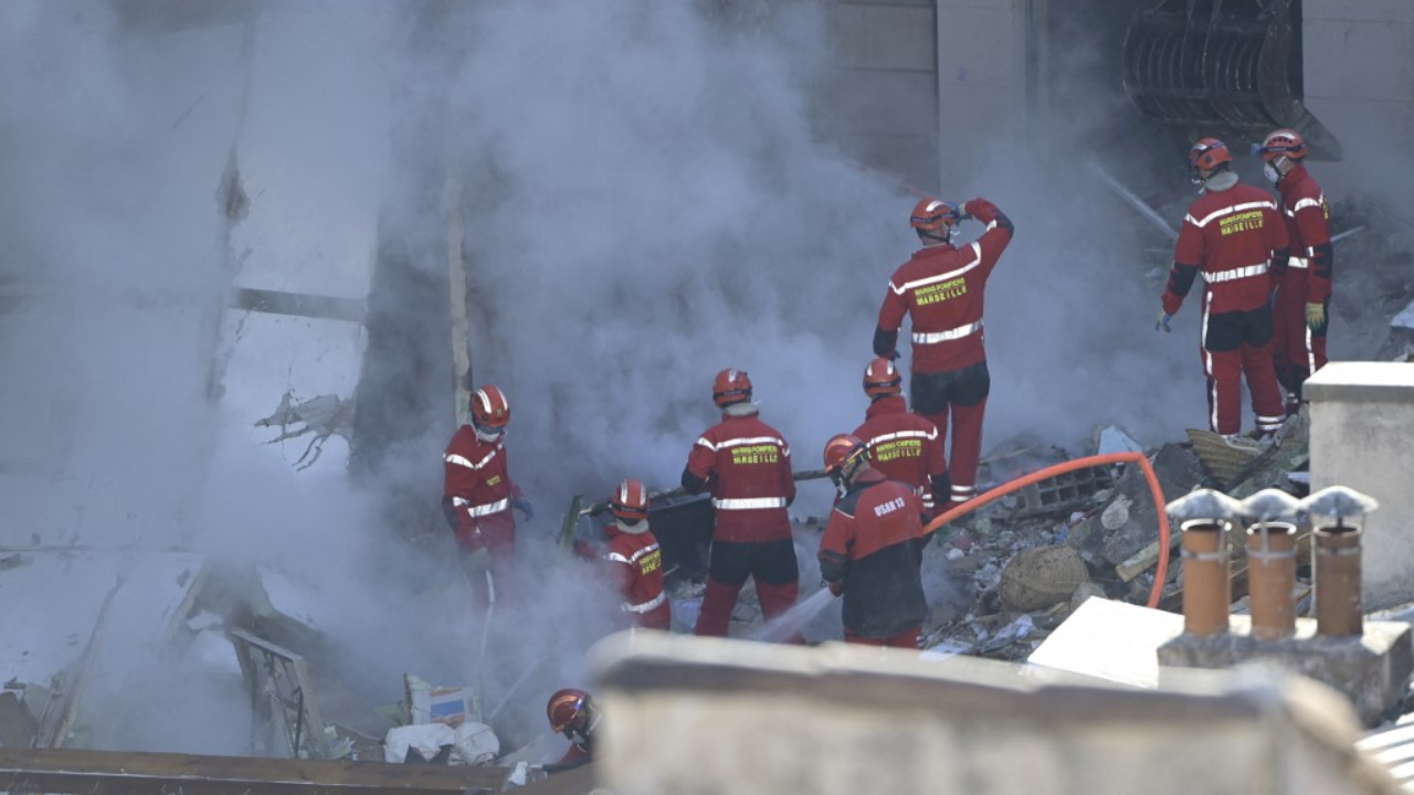 กู้ภัยฝรั่งเศส เร่งค้นหา 8 ชีวิตติดใต้ซากตึกอพาร์ตเมนต์ถล่ม