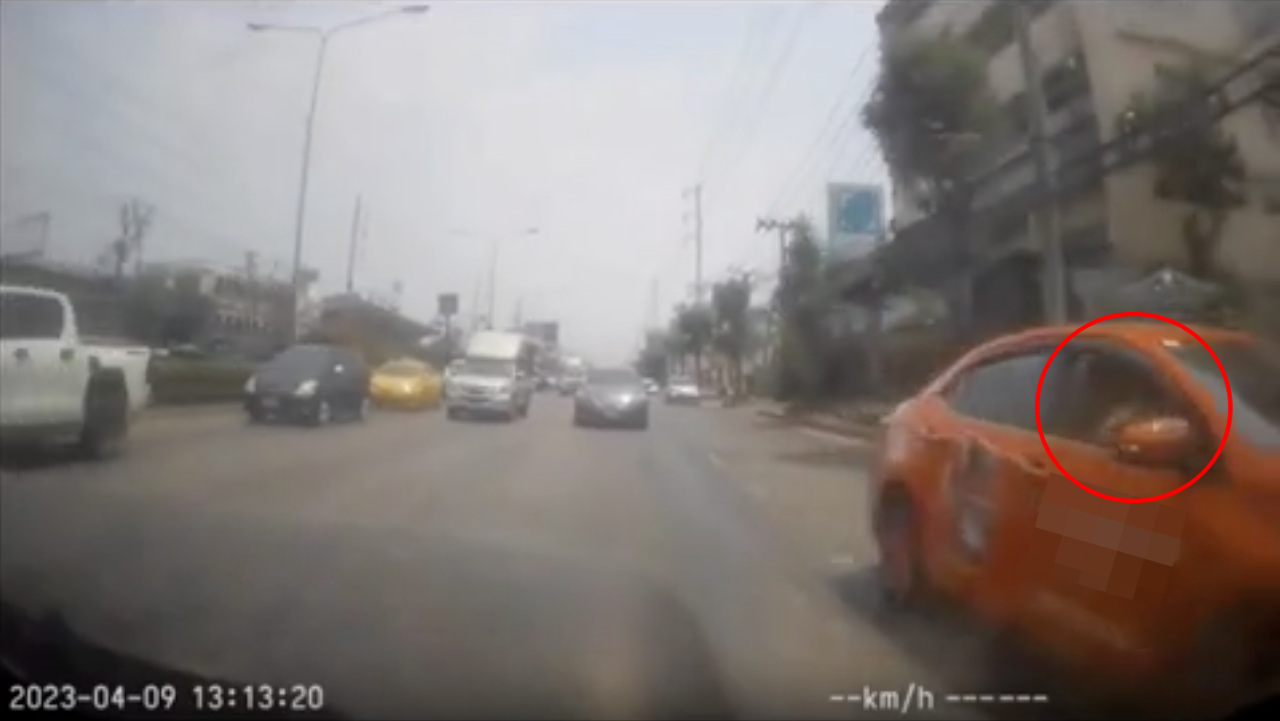 เก๋งกระจกรถแตก นึกว่าอากาศร้อน เปิดกล้องหลังรถ เจอแท็กซี่ยิงหนังสติ๊กใส่