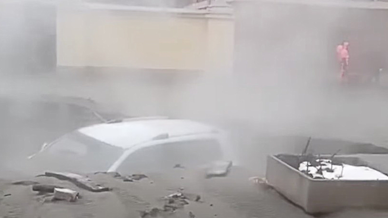 ระทึก รถตกหลุมยุบในรัสเซีย พ่อลูกเคราะห์ร้าย โดนน้ำร้อนลวกสุดสยอง (คลิป)