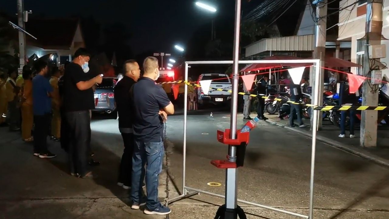 ตำรวจบ่อวินตามจับพ่อค้ายาบ้าที่ปลวกแดง แต่ไหวตัวฮึดสู้ยิงสวน ถูกวิสามัญดับคาที่