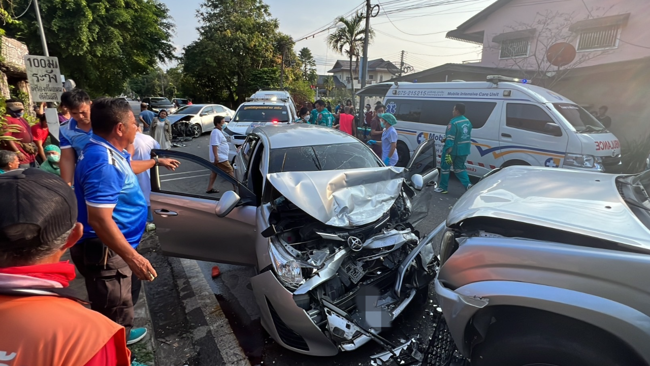 "4 แยกวัดใจ" ชน 3 คันรวด "เก๋ง 2-กระบะ 1" เจ็บนับ 10 เหตุไร้ไฟแดง