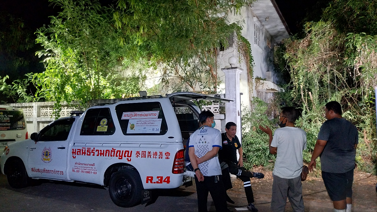 สลด คนสวนชาวลาว แอบเข้าบ้านร้าง-ตัดสายไฟฟ้า ถูกช็อตดับคาฝ้าเพดาน