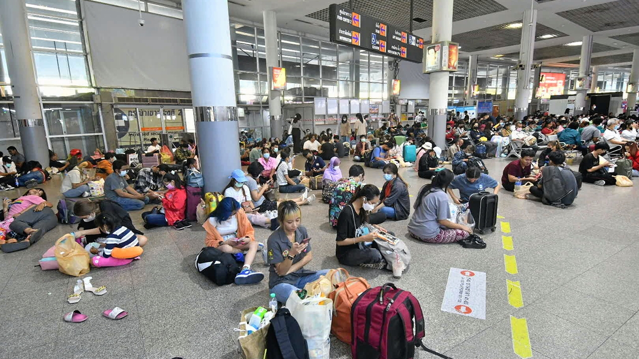 เริ่มแห่กลับบ้าน ฉลองสงกรานต์ ทยอยออกกรุง สถานีขนส่งคึก เติมขบวนรถไฟ สายอีสานแน่น