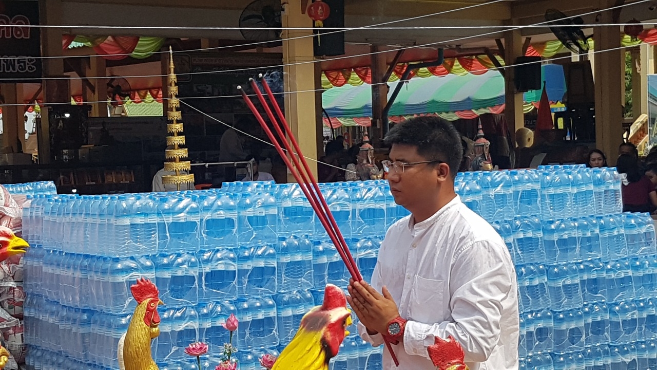 ธุรกิจรุ่งเรืองดั่งใจ มาแก้บน "หลวงพ่อสมหวัง" แถมไม่หวง "เลขเด็ด" ปลายประทัด