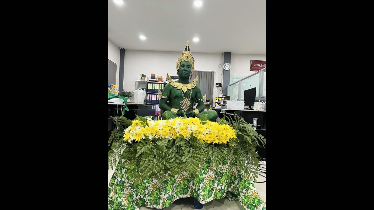 เปิดใจหนุ่มแต่งกายธีมสงกรานต์ เป็น "พระแก้วมรกต" ยันไม่มีเจตนาลบหลู่