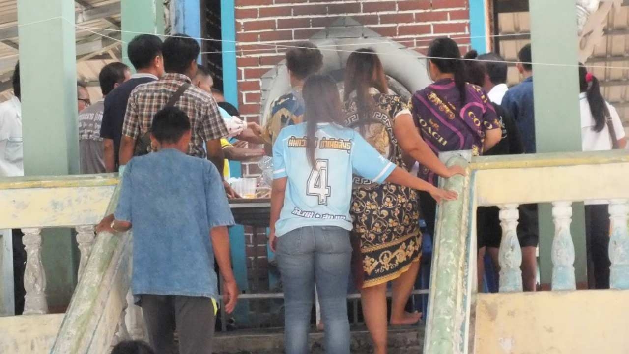 สัปเหร่อ อ.บ่อไร่ จัดโต๊ะจีนฉายหนังทำบุญให้ผีไร้ญาติ หลังมาเข้าฝันว่าหิวโหย