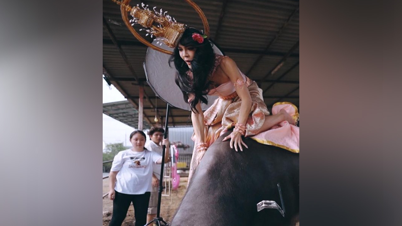 "นัท นิสามณี" โชว์รอยช้ำที่ก้น หลังตกควาย บอกหวิดตายมีจริง (คลิป)