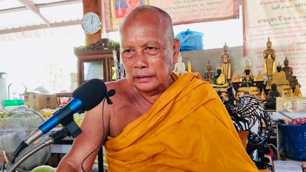 "พระพยอม" ติง หนุ่มแต่งกายธีมสงกรานต์ เป็น "พระแก้วมรกต" ไม่เหมาะสม