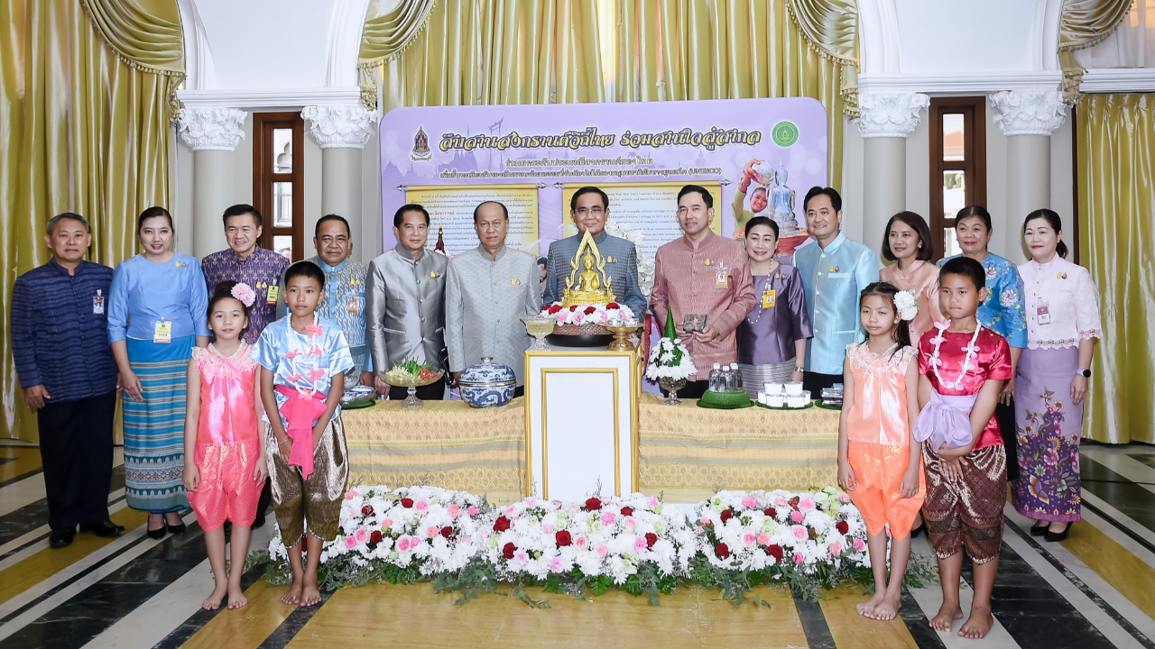 นายกฯ ชวนคนไทยสืบสาน ประเพณีสงกรานต์ 2566 รดน้ำดำหัว แสดงกตัญญูผู้ใหญ่ 