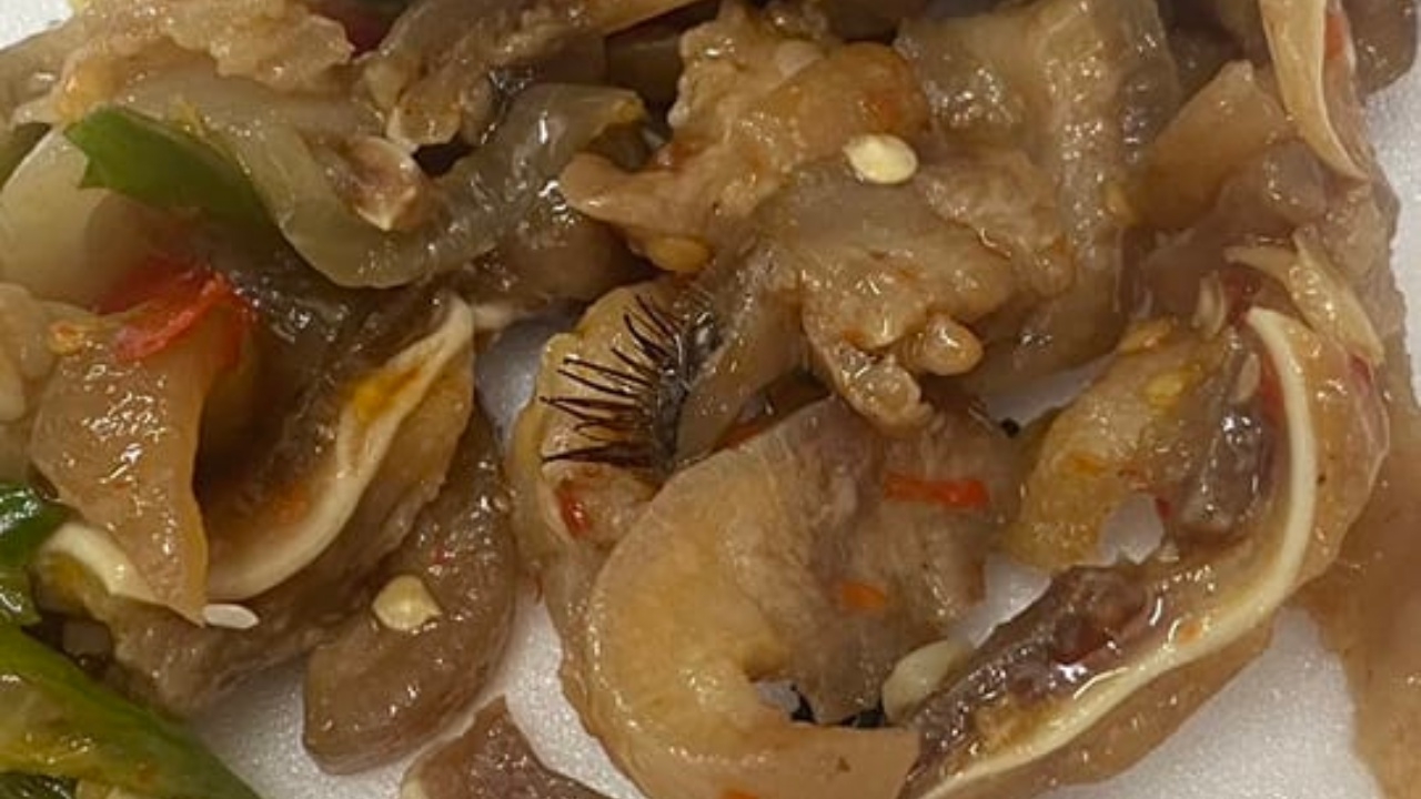 โซเชียลสยอง หนุ่มเผยภาพ "ขนตา" โผล่อยู่ในอาหาร อ.เจษฎ์ ตอบชัดสรุปมันคืออะไร