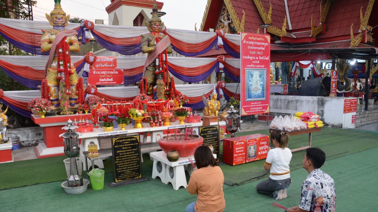 จ้างหนังแก้บน "ท้าวเวสสุวรรณ" วัดหัวโพธิ์ คอหวยไม่พลาดส่อง "เลขเด็ด"