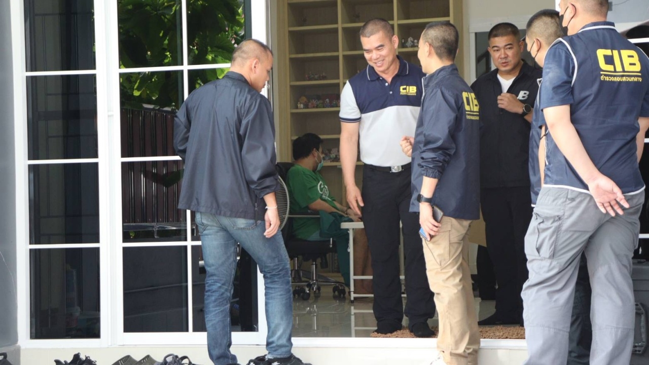 คุม "เบนซ์ ธนณัฐ" คีย์แมนเว็บพนันสารวัตรซัว ค้นบ้านพบเงินสดซุกคอนโด