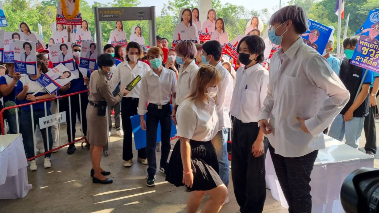 เลือกตั้ง 66 : นศ. ยื่น กกต.ราชบุรี สอบคุณสมบัติ ส.ส.ราชบุรี เล่นไพ่ในสภา