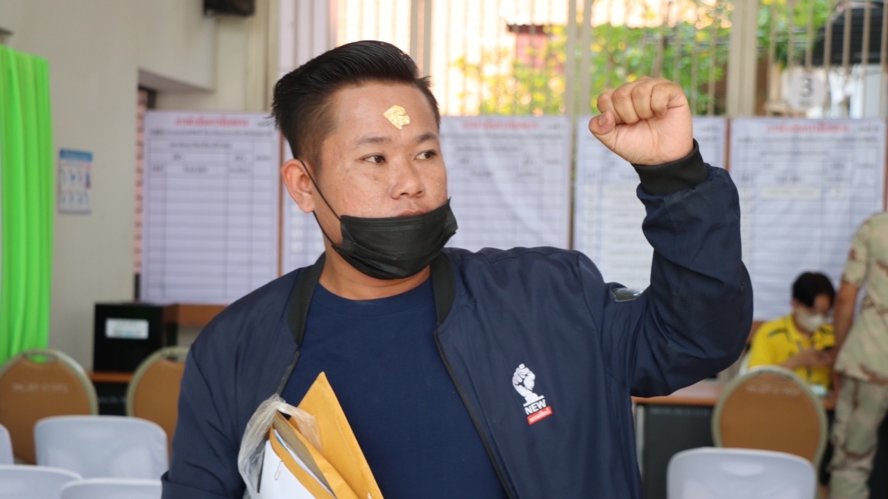 เลือกตั้ง 66 : กำแพงเพชร ผู้สมัคร ส.ส.สายมู ติดแผ่นทองหน้าผาก