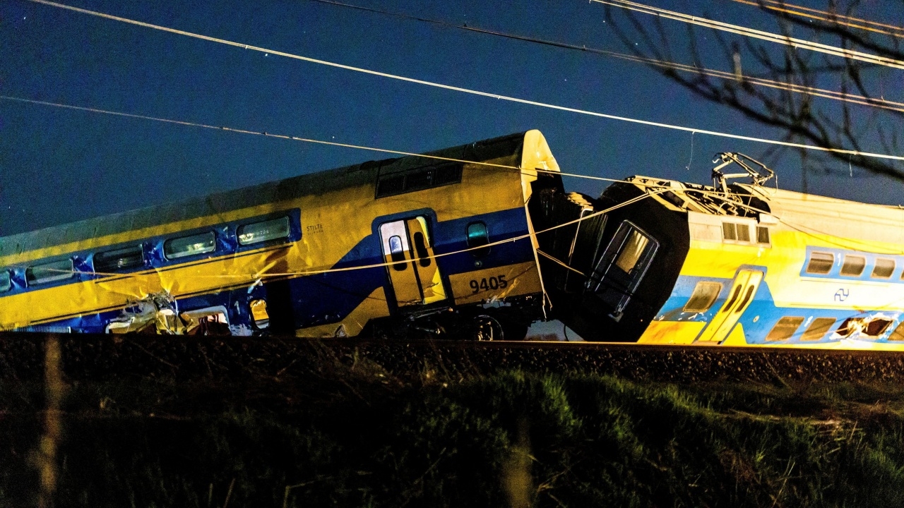 สลด รถไฟตกรางในเนเธอร์แลนด์ เพราะพุ่งชนเครน ตาย 1 เจ็บเพียบ