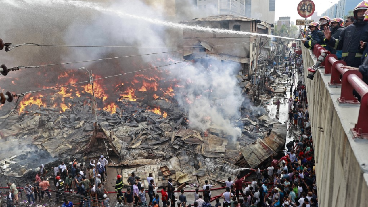 ไฟไหม้ตลาดเสื้อผ้าแห่งใหญ่กลางเมืองหลวงบังกลาเทศ ร้านค้านับพันโดนเผาวอด